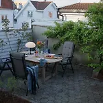 Unique Wooden House, Cozy Outdoor Area, Downtown Apartamento