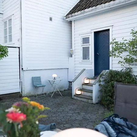 Unique Wooden House, Cozy Outdoor Area, Downtown * スタヴァンゲル