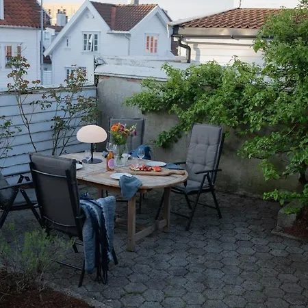 Unique Wooden House, Cozy Outdoor Area, Downtown Leilighet