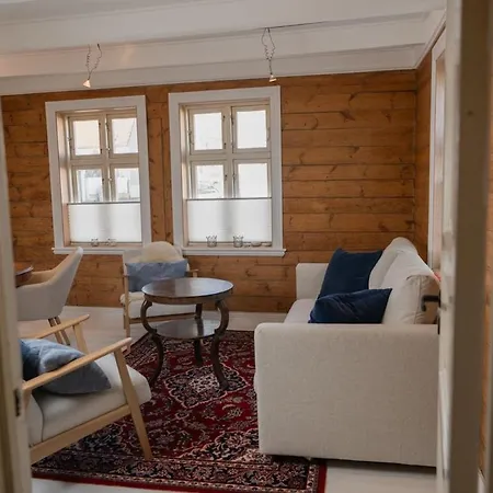 Unique Wooden House, Cozy Outdoor Area, Downtown Leilighet *