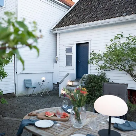 Unique Wooden House, Cozy Outdoor Area, Downtown * スタヴァンゲル
