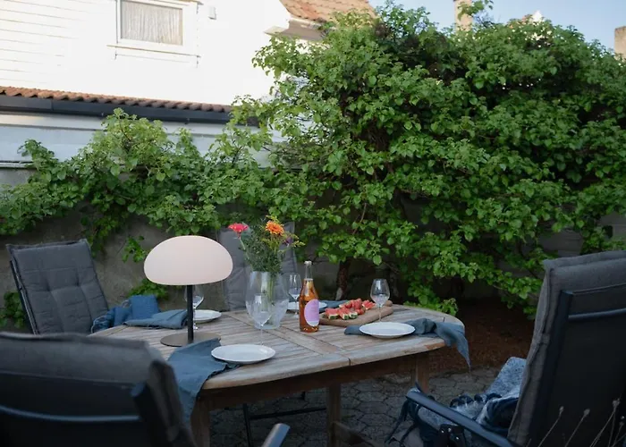 Apartment Unique Wooden House, Cozy Outdoor Area, Downtown