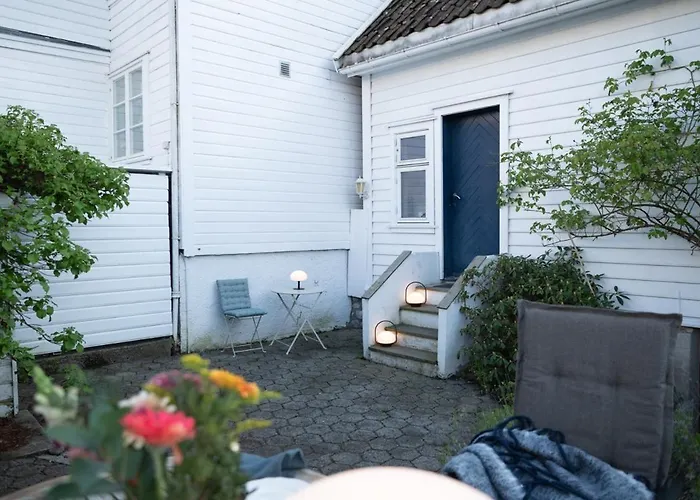 Unique Wooden House, Cozy Outdoor Area, Downtown * スタヴァンゲル
