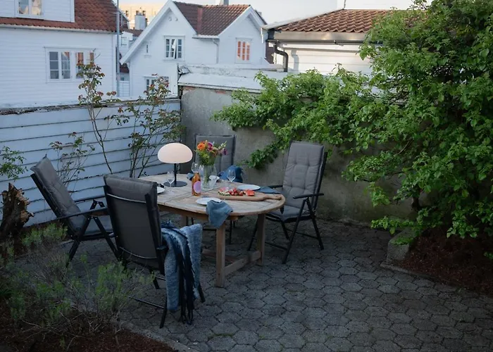 Unique Wooden House, Cozy Outdoor Area, Downtown アパート