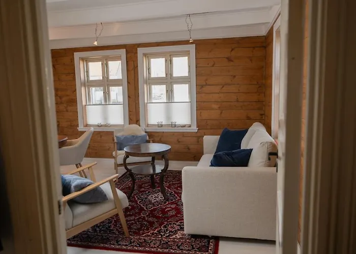 Unique Wooden House, Cozy Outdoor Area, Downtown Apartament *
