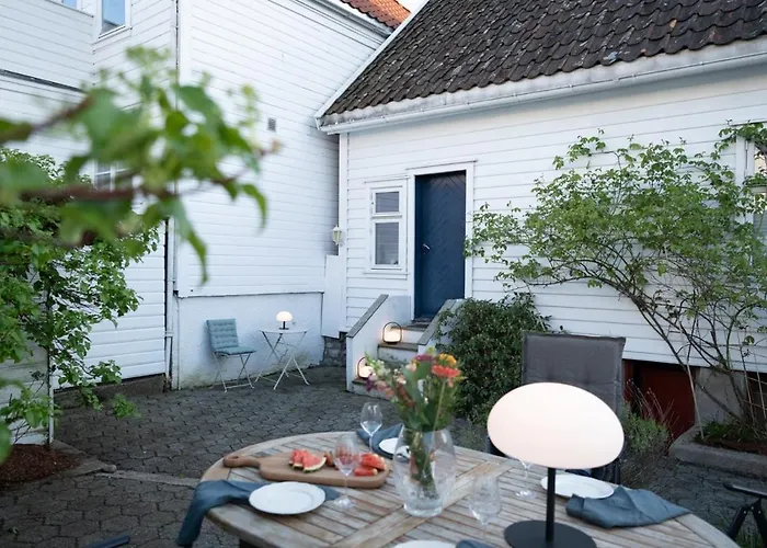 Unique Wooden House, Cozy Outdoor Area, Downtown * スタヴァンゲル