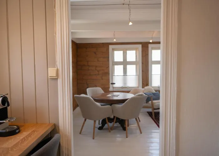 Apartment Unique Wooden House, Cozy Outdoor Area, Downtown